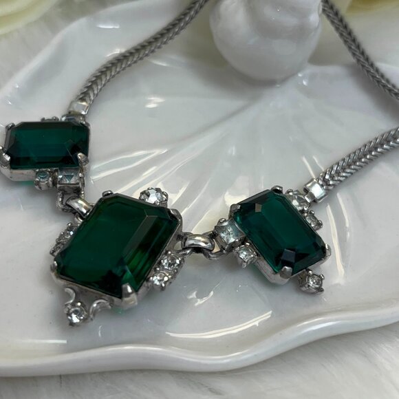 VINTAGE FAUX EMERALD & CRYSTAL NECKLACE - Picture 7 of 9